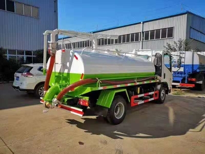 凱馬5.6方超容積國(guó)五吸糞車 高效環(huán)衛(wèi)作業(yè)的得力助手